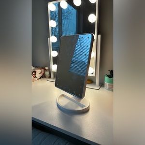 Vanity mirror